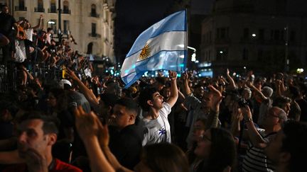 Des milliers de manifestants protestent contre la politique de nouveau gouvernement argentin, mené par Javier Milei, le 20 décembre 2023 à Buenos Aires. (LUIS ROBAYO / AFP)