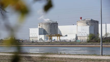 Les deux réacteurs de la centrale de Fessenheim sont à l'arrêt jusqu'en juillet 2017. De la fumée s'échappe du réacteur numéro 1 après une fuite d'eau sur un des circuits de refroidissement.&nbsp; (THIERRY GACHON / MAXPPP)
