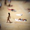 Plage artificielle d'une piscine en plein air, &agrave; Lyon (Rh&ocirc;ne). En pleine canicule, les enfants souffrent de la chaleur m&ecirc;me sous un parasol. (JEAN-PHILIPPE KSIAZEK / AFP)