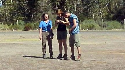 Florence Arthaud, Camille Muffat et Alexis Vastine, candidats de l'&eacute;mission "Dropped", avant de monter dans l'h&eacute;licopt&egrave;re qui s'est &eacute;cras&eacute;, &agrave; Villa Castilla (Argentine), le 9 mars 2015. (ALDO PORTUGAL / AFP)