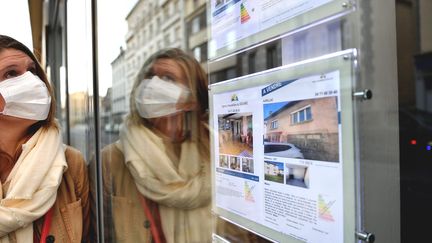 Illustration vitrine agence immobilière. (JÉRÉMIE FULLERINGER / MAXPPP)