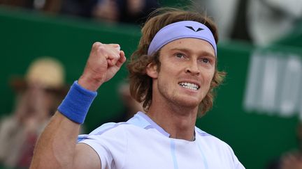 Le Russe Andrey Rublev, lors de sa victoire en demi-finale du Masters 1000 de Monte Carlo, le 15 avril 2023. (VALERY HACHE / AFP)