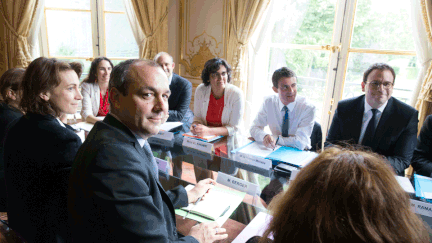 &nbsp; (Laurent Berger (à gauche), secrétaire général de la CFDT, Manuel Valls (deuxième à droite) Premier Ministre, et Myriam El Khomri (troisième à droite) ministre du Travail © MaxPPP)