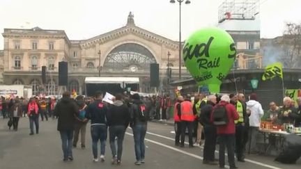 Des cheminots manifestent contre les réformes du gouvernement, devant la gare de l'Est, à Paris, le 22 mars 2018. (FRANCE 2)