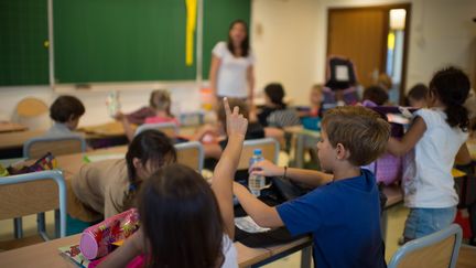 Une enseignante fait cours dans une classe de Paris, le 3 septembre 2013. (photo d'illustration) (MARTIN BUREAU / AFP)