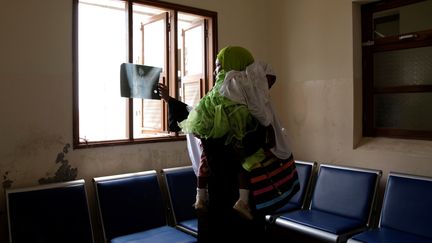 Certains patients, comme Fatma Hamad, font plus confiance aux guérisseurs traditionnels car les hôpitaux publics sont surpeuplés et manquent d'argent. Pour elle, leurs maux ne sont pas traités correctement. Elle a emmené sa fille de deux ans à l'hôpital quand l'une des jambes de cette dernière est restée paralysée après une forte fièvre. Incapable de trouver l'origine du problème, malgré une radio, l’hôpital lui a alors recommandé de consulter un guérisseur. &nbsp; (NICKY MORAN WOO / REUTERS)