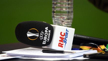 Un micro de la chaîne de télévision RMC Sport retransmettant l'Europa League ainsi que la champions League, le 20 septembre 2018. (NICOLAS CREACH / MAXPPP)