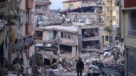 Un soldat turc dans une rue de Hatay, le 12 février 2023. (YASIN AKGUL / AFP)