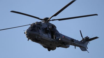 Un helicoptère Caracal de l'armée de l'air française survole la base d'Orléans-Bricy (Loiret), le 16 janvier 2020. (LUDOVIC MARIN / AFP)