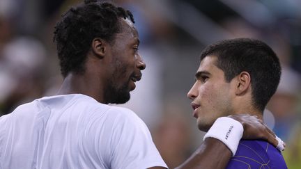 Gaël Monfils et Carlos Alcaraz après leur match en huitièmes de finale du Masters 1000 d'Indian Wells, le 16 mars 2022. (HARRY HOW / GETTY IMAGES NORTH AMERICA)