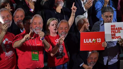 La présidente DU Parti des travailleurs (PT), Gleisi Hoffmann, annonce la candidature de l'ancien président brésilien, Luis Inacio Lula da Silva, le 4 août 2018 à Sao Paulo (Brésil).&nbsp; (NELSON ALMEIDA / AFP)