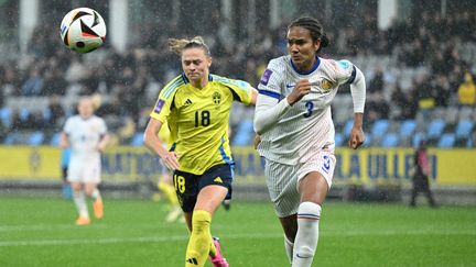 La Française Wendie Renard, face à la Suède, le 9 avril 2024 à Göteborg. (JONATHAN NACKSTRAND / AFP)