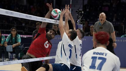 L'équipe de France de volley assis face à l'Egypte, à l'Arena Paris Nord, le 31 août 2024. (LOYSEAU BENJAMIN / AFP)