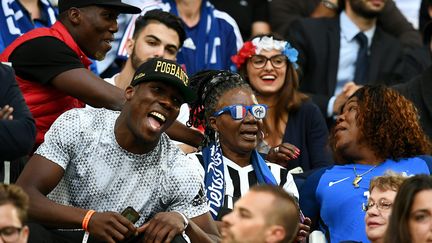 La famille Pogba en tribunes : la mère Yeo Moriba (à droite), les frères Florentin et Mathias (en haut à gauche) (FRANCK FIFE / AFP)