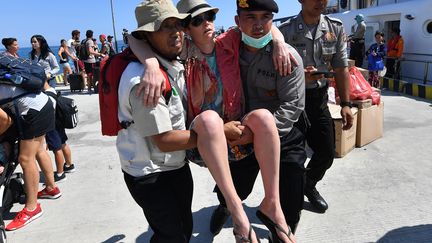 Des touristes sont évacués de Lombok, en Indonésie, après le séisme meurtrier de dimanche 5 août 2018.&nbsp; (ADEK BERRY / AFP)