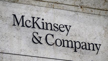 Des perquisitions avaient déjà été menées en décembre 2022 au siège français de McKinsey et dans ceux du parti "Renaissance". (FABRICE COFFRINI / AFP)