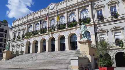 Une centaine d'agents municipaux ont manifesté, jeudi 15 septembre, dans l'hôtel de ville de Saint-Etienne, après les révélations de chantage à la vidéo intime. (RÉMI BRANCATO / FRANCE-INTER)