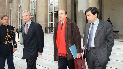 Alain Juppé et François Fillon à l'issue d'un Conseil des ministres, en 1996 (à gauche, Michel Barnier). (MICHEL GANGNE / AFP)