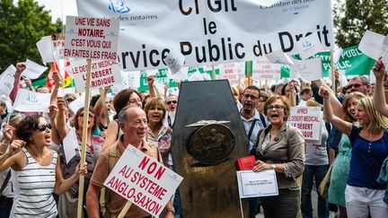 Entre 12 000 et 16 000 notaires se sont rassembl&eacute;s place de la R&eacute;publique, &agrave; Paris, mercredi 17 septembre 2014. (  MAXPPP)