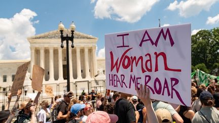 Manifestation des militants défendant le droit à l'avortement devant la Cour Suprême des Etats-Unis, à Washington, le 25 juin 2022. (ZACH D ROBERTS / NURPHOTO / AFP)