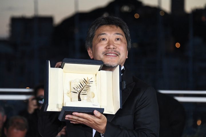 Le réalisateur japonais Hirokazu Kore-Eda pose avec le trophée le 19 mai 2018 lors d'un photocall après avoir remporté la Palme d'or pour le film "Une affaire de famille", lors de la 71e édition du Festival de Cannes. (ANNE-CHRISTINE POUJOULAT / AFP)