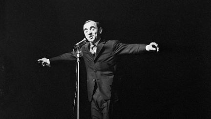 Charles Aznavour sur la scène de l'Alhambra, à Paris, le 12 décembre 1960. (UNIVERSAL PHOTO / SIPA)