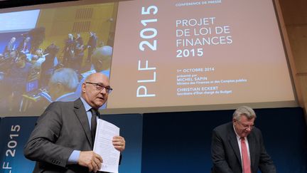 Le ministre des Finances, Michel Sapin, et le secr&eacute;taire d'Etat au Budget, Christian Eckert, le 1er octobre 2015 &agrave; Bercy. (ERIC PIERMONT / AFP)