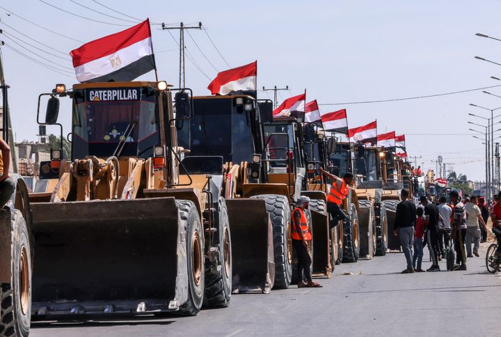 Le 4 juin, un convoi de bulldozers égyptiens est arrivé au poste-frontière de Rafah, pour aider les palestiniens à reconstruire la bande de Gaza.&nbsp; (SAID KHATIB / AFP)