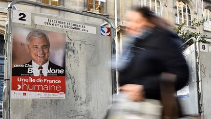 Des panneaux électoraux à Paris, le 23 novembre 2015. (LOIC VENANCE / AFP)