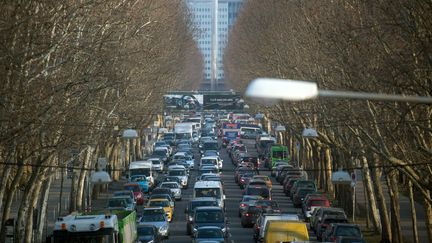 Des voitures coincées dans les bouchons à Stuttgart (Allemagne), le 21 février 2018. (MARIJAN MURAT / DPA / AFP)