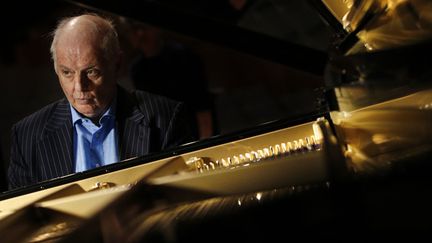 Daniel Barenboïm devant le piano qu'il a conçu pour Steinway, à Londres (26 mai 2015)
 (Adrian Dennis / AFP)