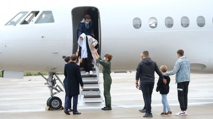 L'ancienne otage au Mali, Sophie Pétronin, accueillie par Emmanuel Macron et sa famille à la descente de l'avion, à l'aéroport de Villacoublay, le 9 octobre 2020. (NATHANAEL CHARBONNIER / ESP - REDA INTERNATIONALE)