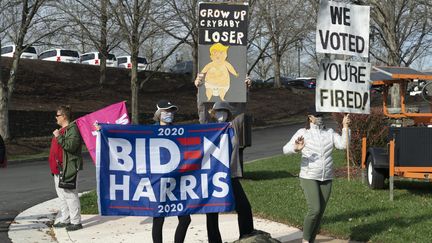 Samedi 14 novembre 2020. Des supporters de Joe Biden manifestent devant le club de golf de Donald Trump à Sterling en Virginie.&nbsp; (UPI / MAXPPP)