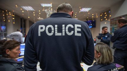 Des policiers mobilisés à Nice, lors de la St-Sylvestre, en décembre 2023. (Roland Macri / Hans Lucas / Hans Lucas via AFP)