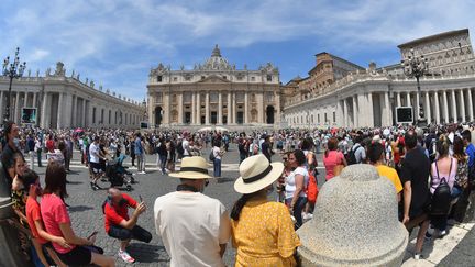 La place Saint-Pierre du Vatican, en juin 2021. (ALBERTO PIZZOLI / AFP)