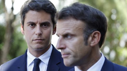 Emmanuel Macron et Gabriel Attal, le 1er septembre 2023, à Orange (Vaucluse). (LUDOVIC MARIN / AFP)