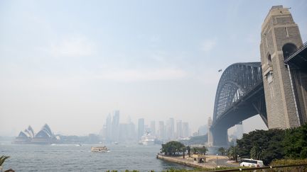 La ville de Sydney sous les fumées des incendies, le 19 décembre 2019. (WENDELL TEODORO / AFP)