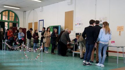 La queue dans un bureau de vote pour le premier tour à l'élection présidentielle, dans le 15e arrondissement de Paris, le 23 avril 2017. (XAVIER LAINE / GETTY IMAGES EUROPE)