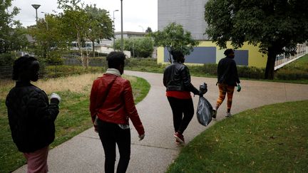 Des jeunes de Sartrouville, ici participant à un challenge pour nettoyer leur cité en 2019, réitèrent actuellement pour aider femmes de ménage et soignants face au coronavirus. (GEOFFROY VAN DER HASSELT / AFP)