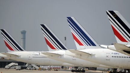 Des avions d'Air France restent clou&eacute;s au sol, le 24 septembre &agrave; l'a&eacute;roport Charles-de-Gaulle, en raison de la gr&egrave;ve des pilotes. (STEPHANE DE SAKUTIN / AFP)