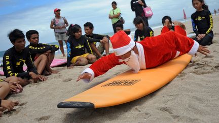 Cours de surf pour des enfants &agrave; Denpasar (Indon&eacute;sie), le 22 d&eacute;cembre 2012. (SONNY TUMBELAKA / AFP)