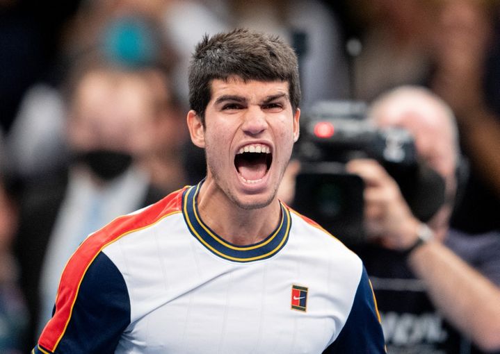 Carlos Alcaraz célèbre sa victoire à l'issue du quart de finale face à Matteo Berrettini au tournoi de Vienne, le 29 octobre 2021. (GEORG HOCHMUTH / APA)