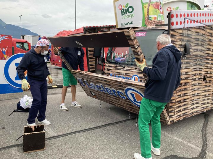 Tous les matins au parking technique, les caravaniers remontent des éléments de décor sur les chars. (AH)