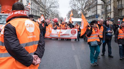 Des cheminots de la CFDT défilent lors de la grève contre la réforme du rail, à Paris, le 22 mars 2018. (SOPHIE DUPRESSOIR / HANS LUCAS / AFP)