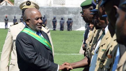 Le président des Comores, Azali Assoumani, salue des militaires et des policiers à Moroni le jour de son intronisation, le 26 mai 2016. (AFP - WEN HAO / NURPHOTO)