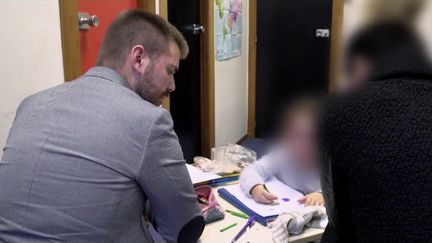 Pour le magazine Pièces à conviction, les journalistes de France Télévisions se sont rendus dans le cabinet d’un juge pour enfants, afin de comprendre son processus de décision.&nbsp; (CAPTURE ECRAN FRANCE 2)