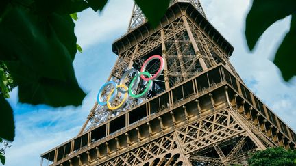 Les anneaux olympiques géants sur la tour Eiffel pour les prochains Jeux olympiques d'été de Paris 2024, le 14 juin 2024. (DANIEL DORKO / HANS LUCAS / AFP)