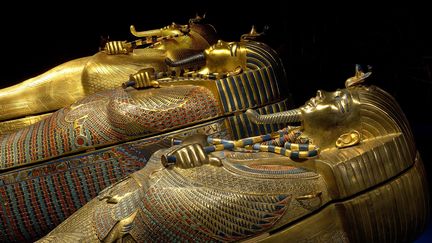 Les trois sarcophages gigognes du pharaon Toutânkhamon en bois dorés incrustés de faïence, de verre et de pierres fines sont reproduits à l'identique pour "Toutânkhamon, l’expérience immersive", à Paris, février 2024. (FRANCIS BARRIA)