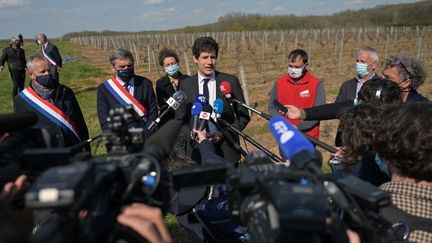 Le ministre de l'Agriculture, Julien Denormandie, s'exprime devant les médias depuis le vignoble de Vouvray (Indre-et-Loire), le 9 avril 2021. (GUILLAUME SOUVANT / AFP)