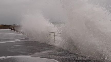 Les vagues passent par-dessus la digue à Urville-Nacqueville (Manche), lors des grandes marées, le 19 septembre 2020. (MAXPPP)